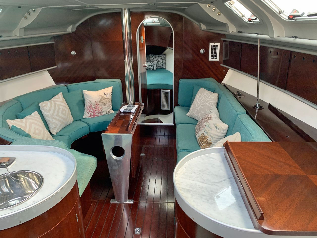 Beneteau First 41s5 saloon