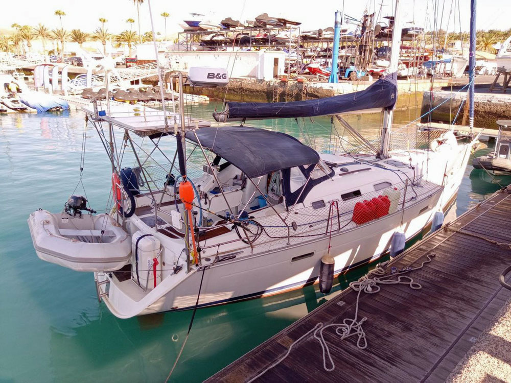 'Harmony', Beneteau Oceanis 393, alongside