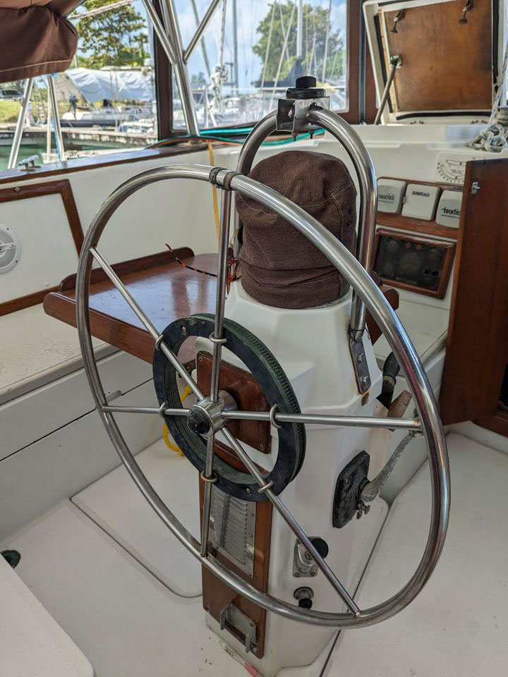 CSY 44 for sale, helm
