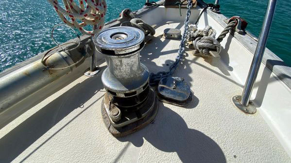 Catalina Morgan 43, 'Cabo Frio', anchor windlass
