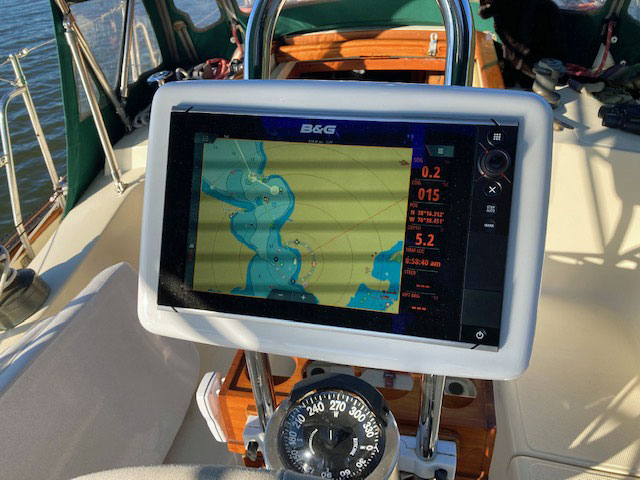 Pacific Seacraft 37, chartplotter