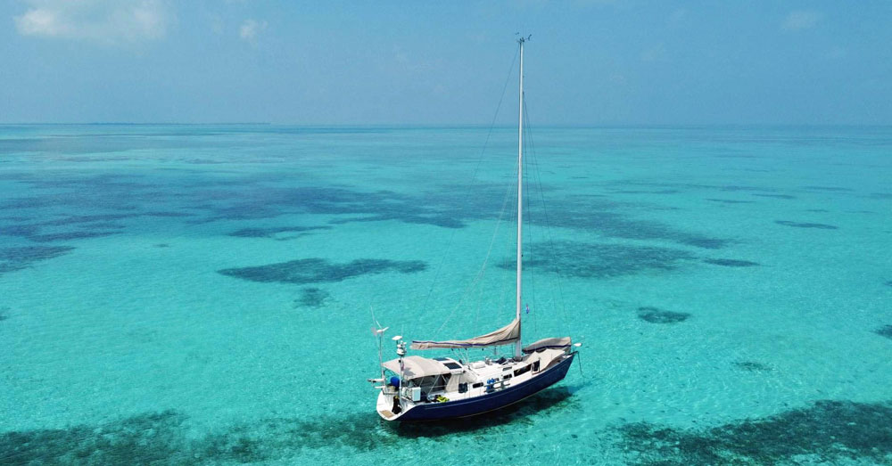 'Blue Jacket', Freedom 40, anchored in Belizenchored