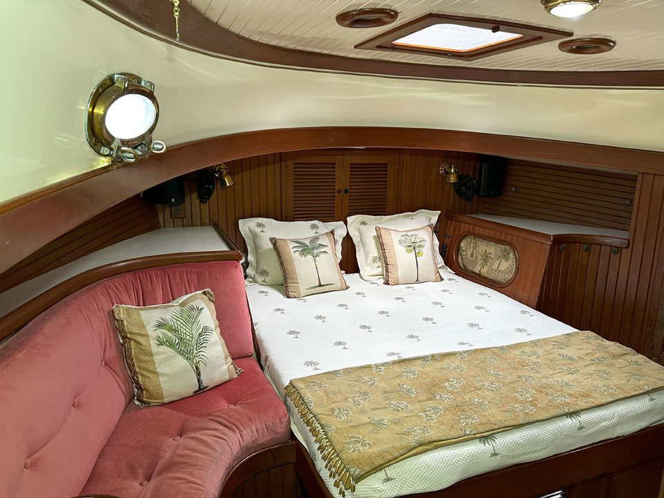 Hans Christian 48T aft cabin
