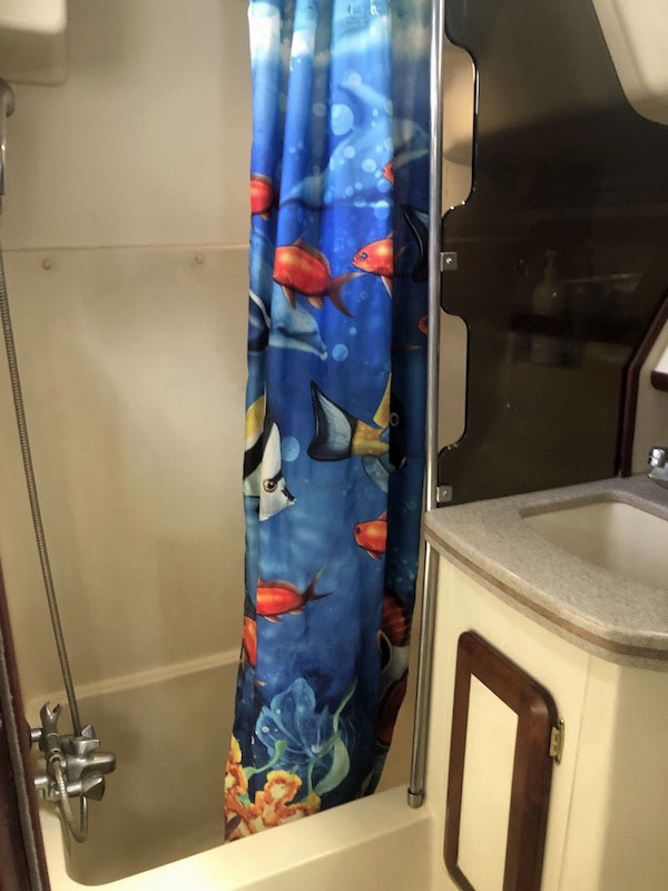 Hunter Passage 42 'Wahoo' aft head