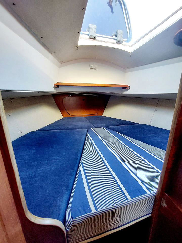 Halmatic 30 sailboat vee berth