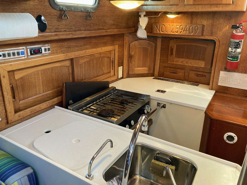 Pacific Seacraft 37, galley