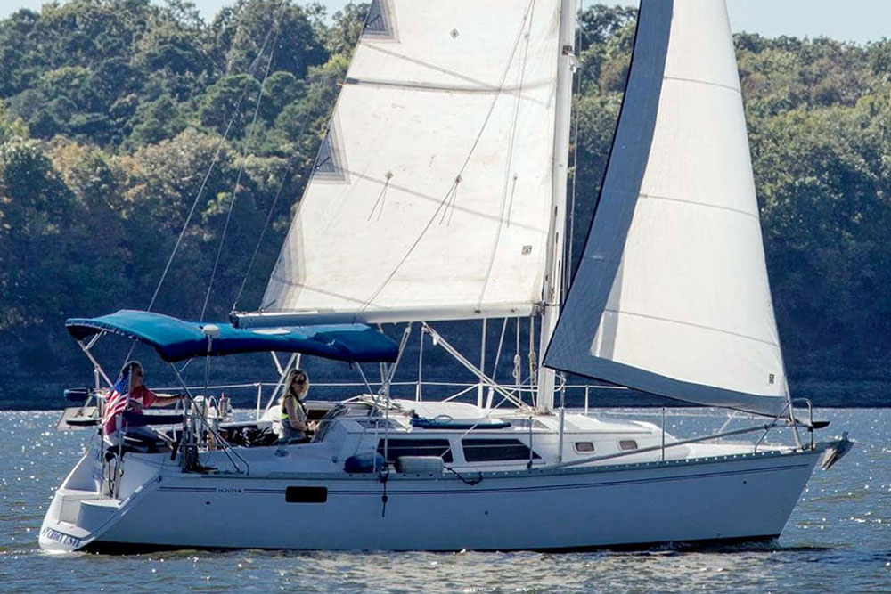 A Hunter 30T under full sail