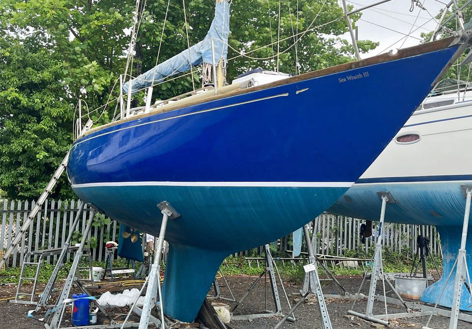 Hustler 35 hull shape