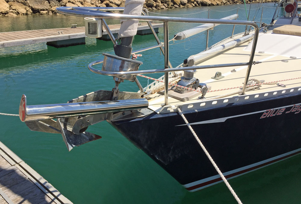 Short bowsprit for asymmetric spinaker on a J/40 sailboat