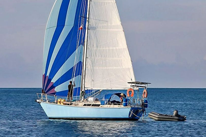 A Morgan 31 flying a cruising chute in light airs