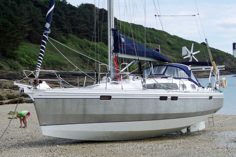 'Zephyr',an Ovni 395 lifting-keel sailboat dried out on a Cornish beach.