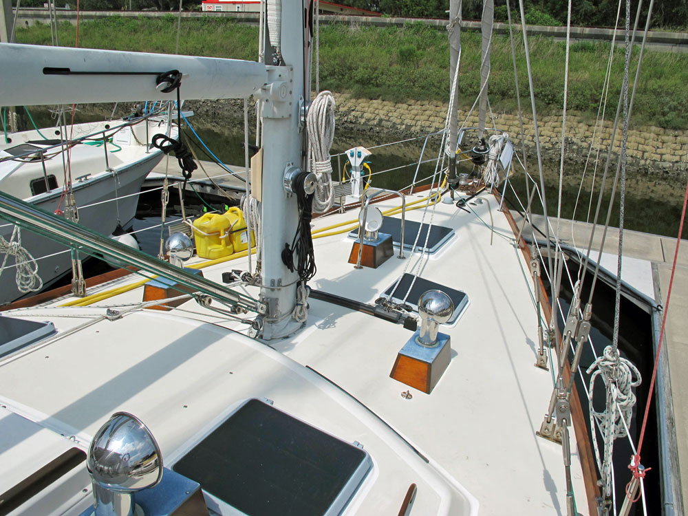 'Rocky', a Pearson 590, foredeck
