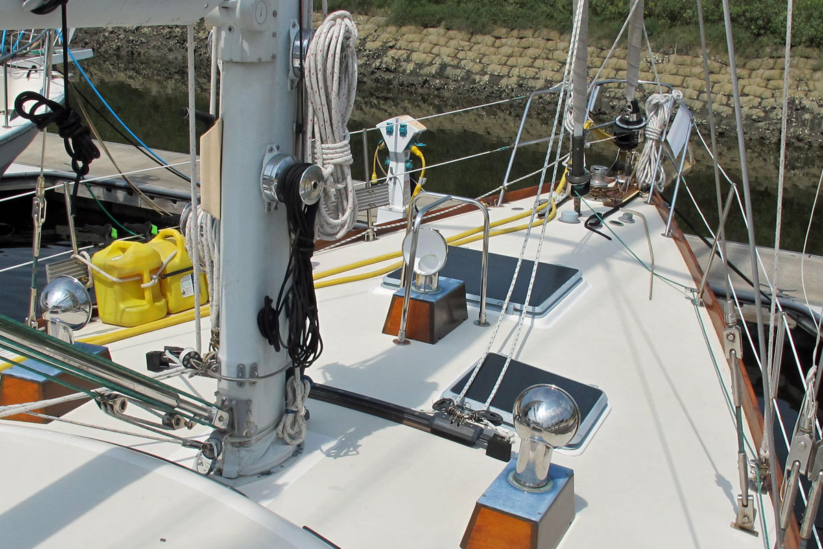 'Rocky', a Pearson 590, foredeck
