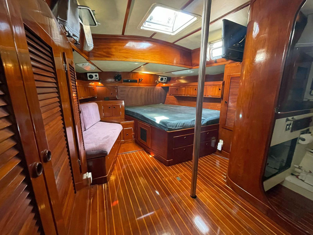 'Rocky', a Pearson 590, stateroom