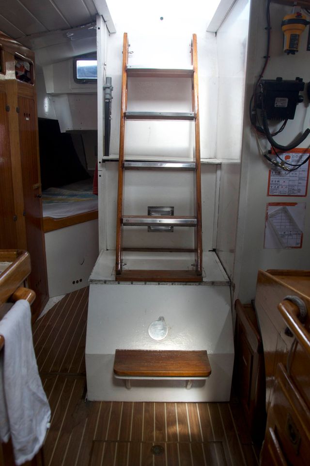 Rival 38, 'Manhe', companionway