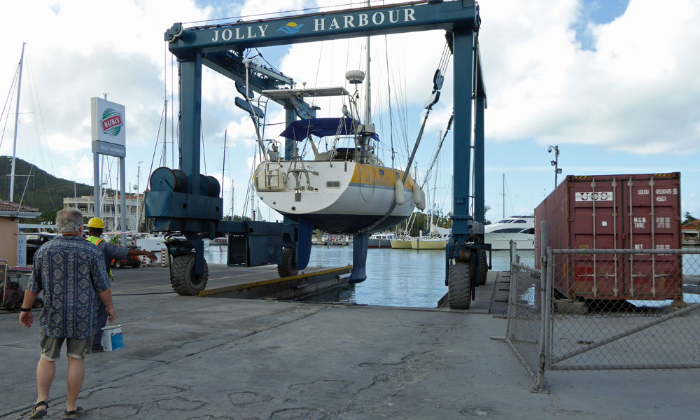 Lifting out a sailboat with a travel hoist