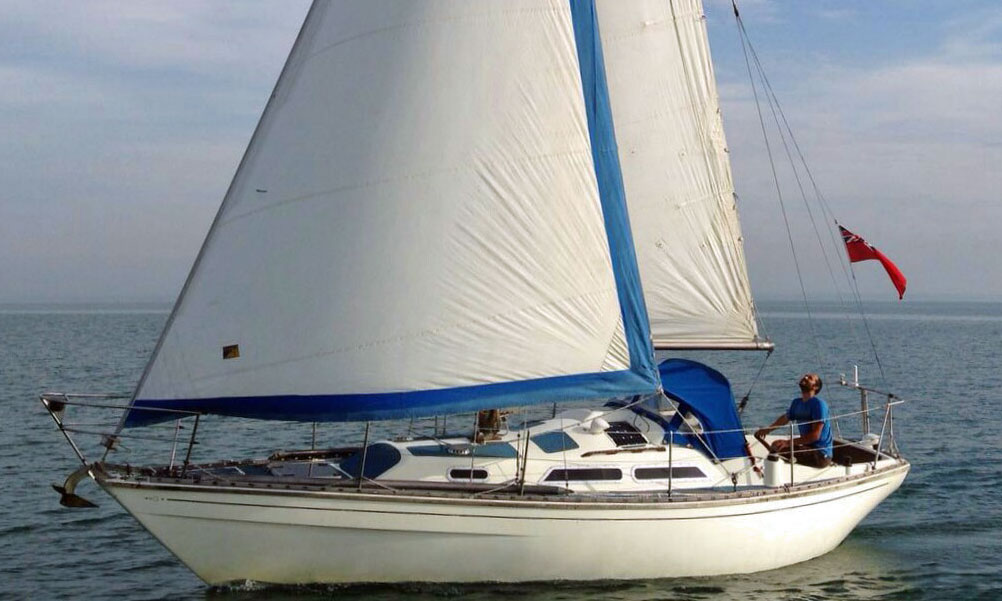 A Varne 27 sailboat under sail