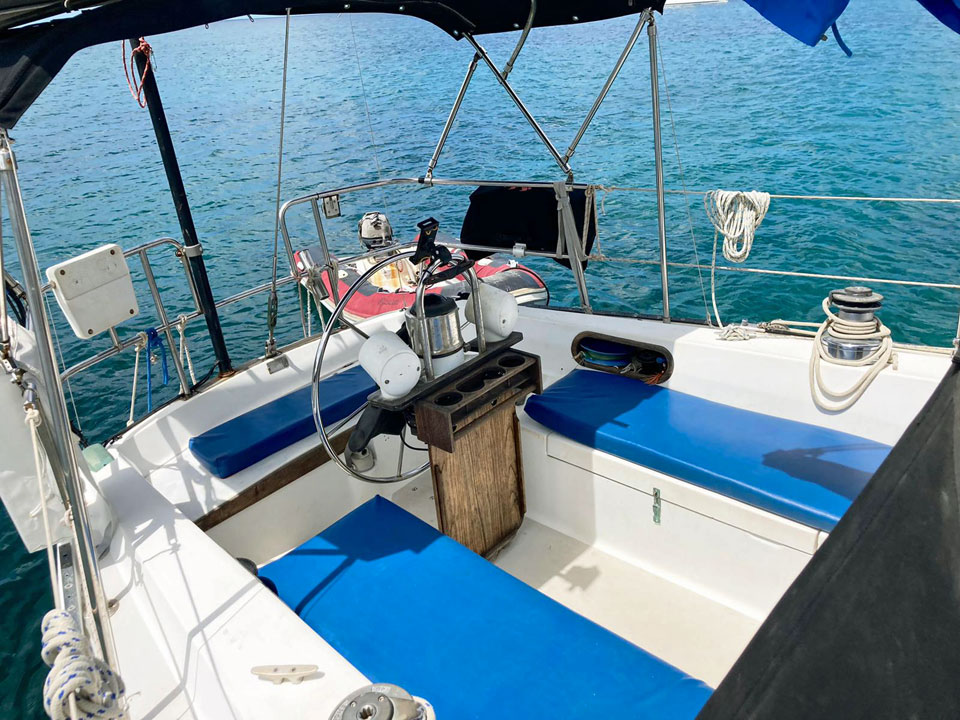 Catalina 36 'Barefoot' cockpit