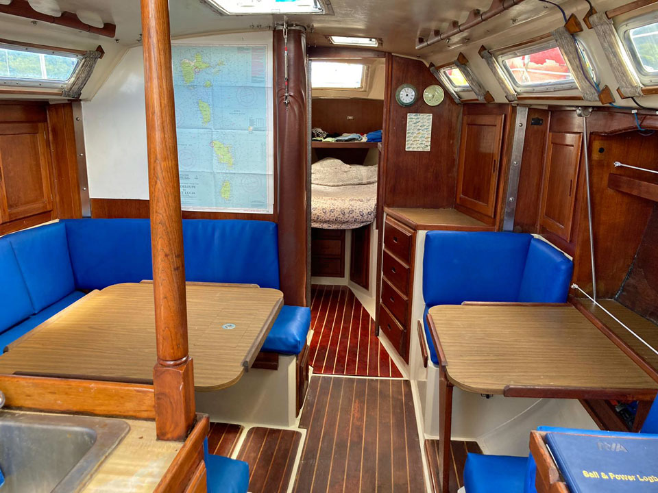 Catalina 36 'Barefoot' salon looking forward