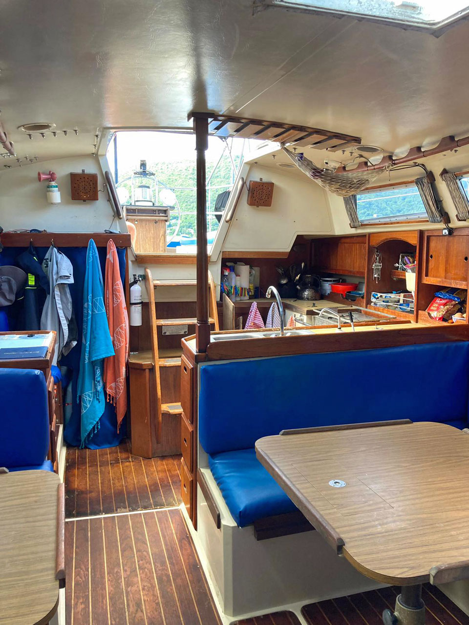 Catalina 36 'Barefoot' salon looking aft