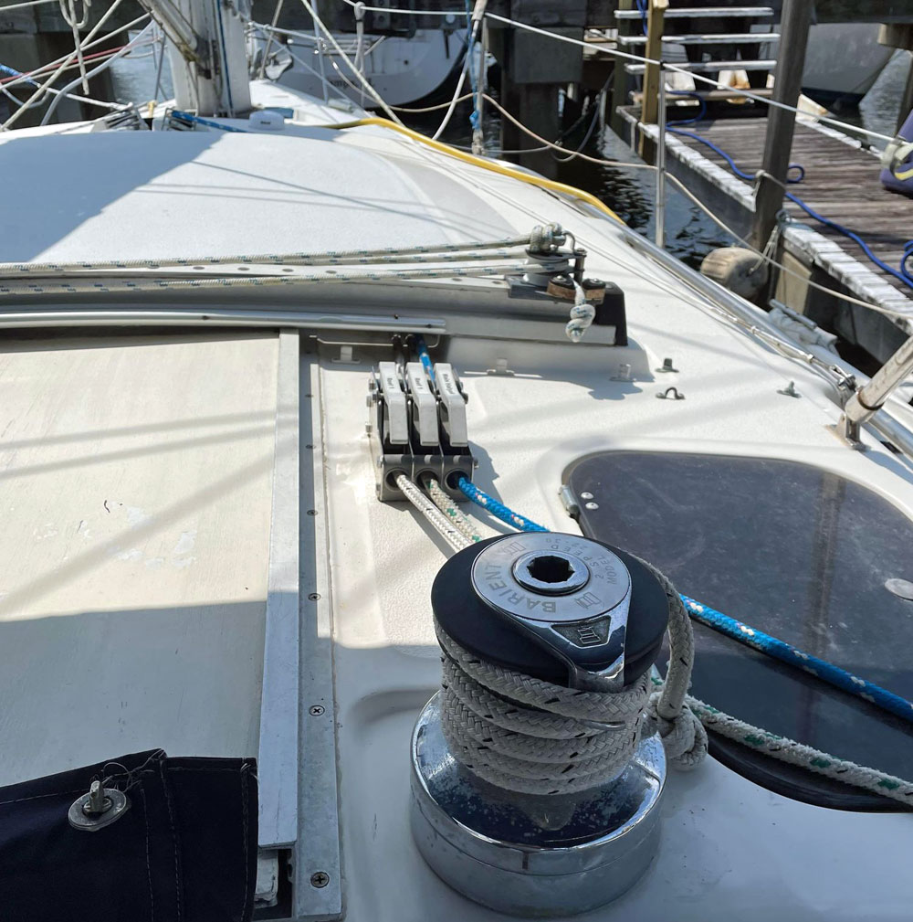 The uncluttered decks of a Hunter Vision 32 sailboat