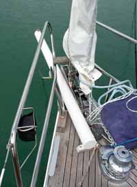 short retractable bowsprit for asymmetric spinnakers, genakkers and lightweight genoas